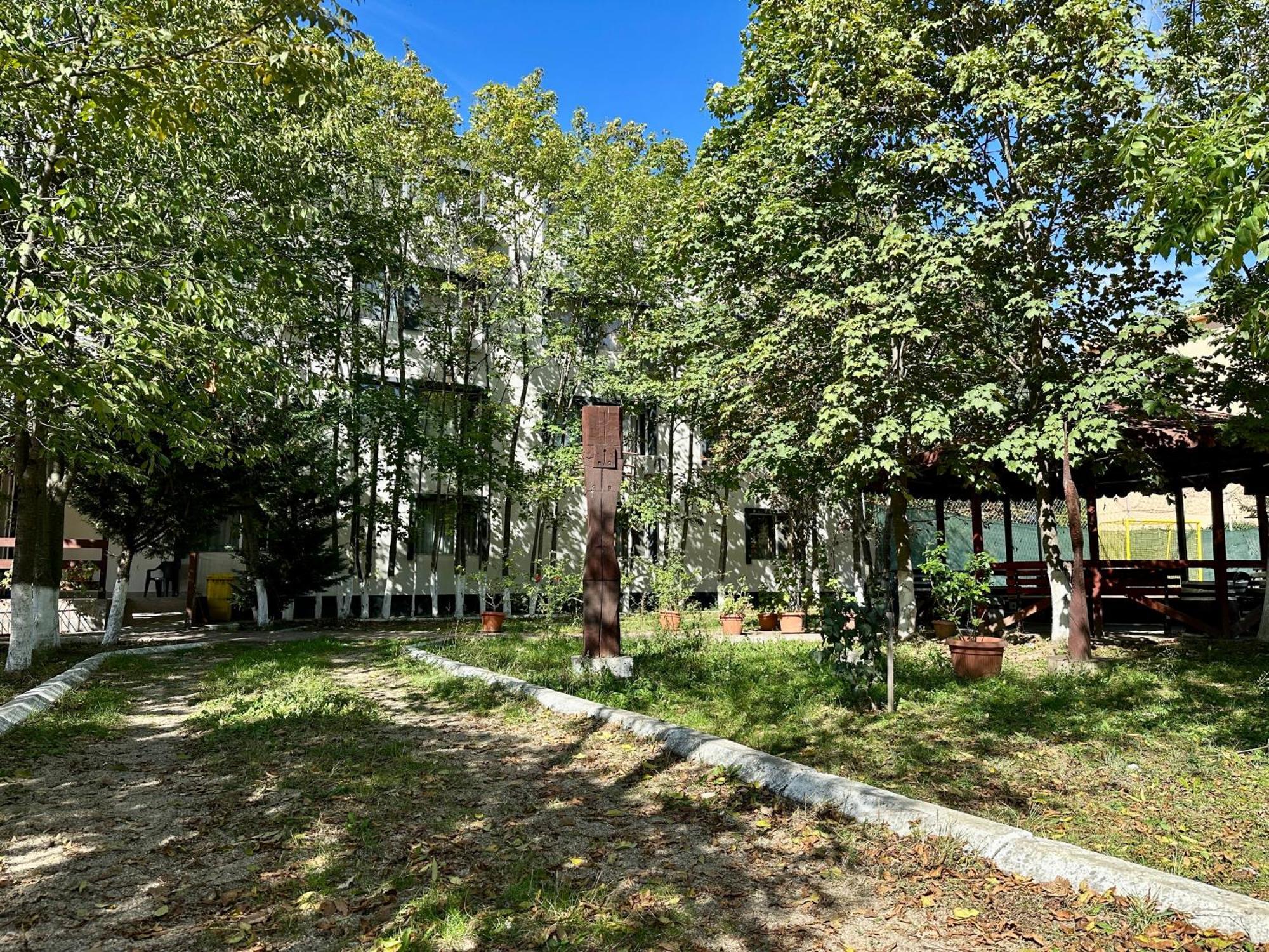Hostel Horia Plopeni ภายนอก รูปภาพ
