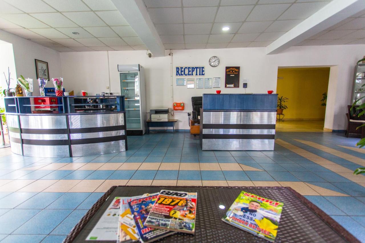 Hostel Horia Plopeni ภายนอก รูปภาพ