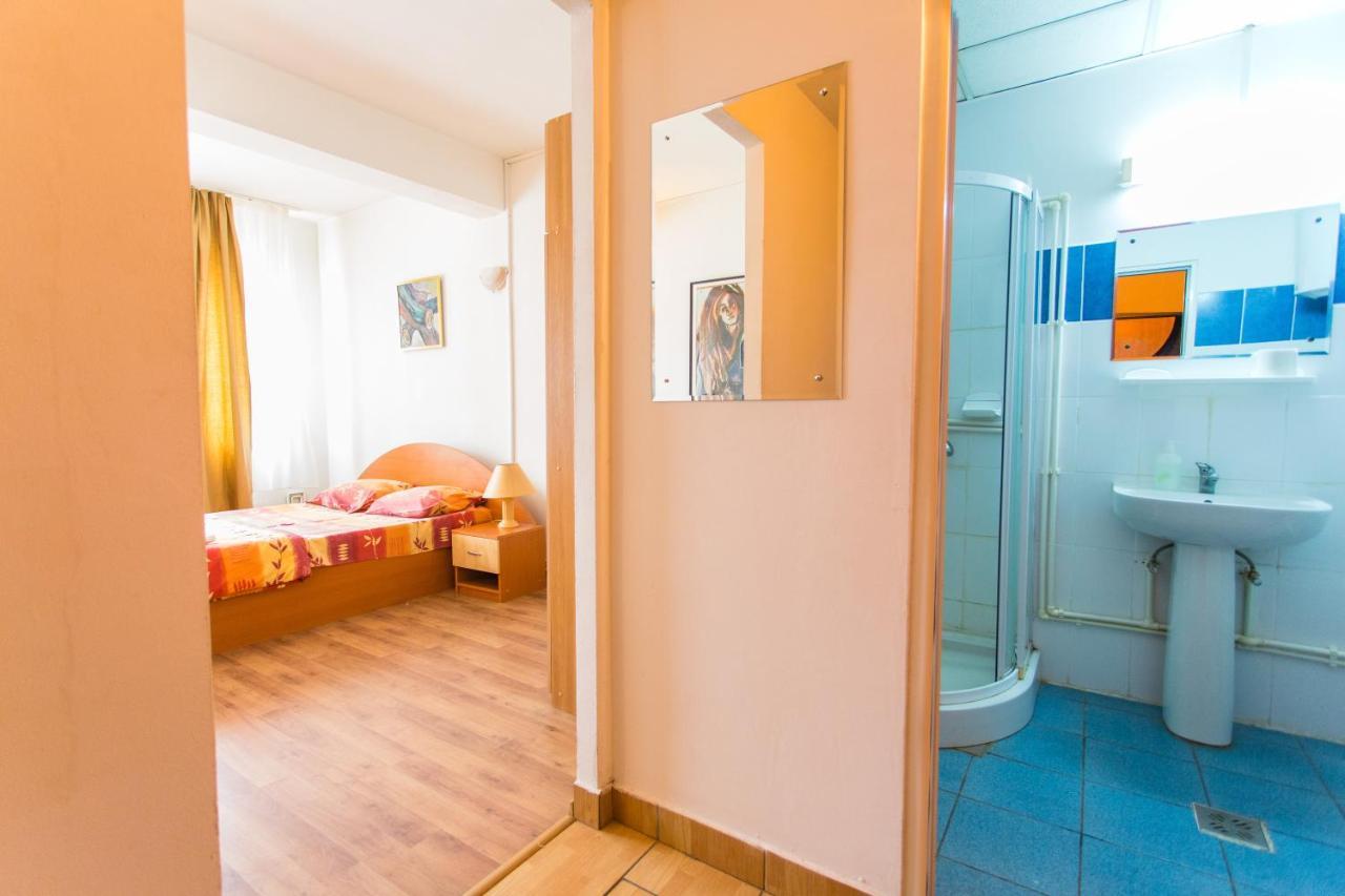 Hostel Horia Plopeni ภายนอก รูปภาพ